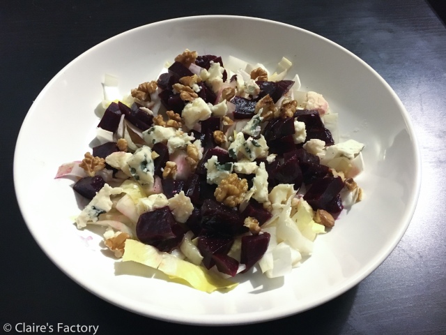Une salade en hiver : endives, betterave, roquefort et noix